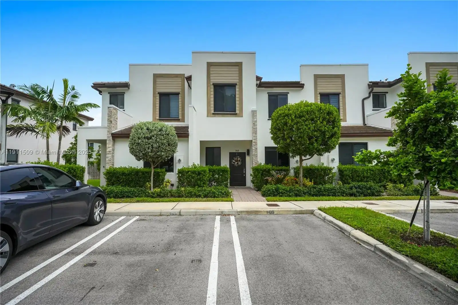909 NE 211th St # 909, Miami FL 33179 photo 2