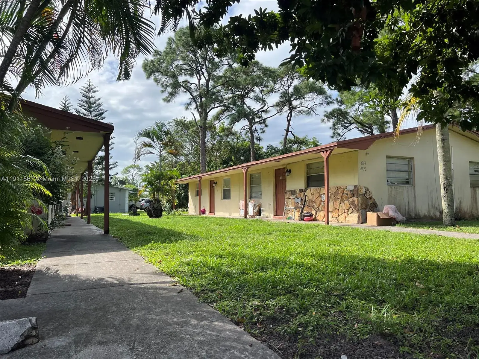 4764 Cole St, Haverhill FL 33417