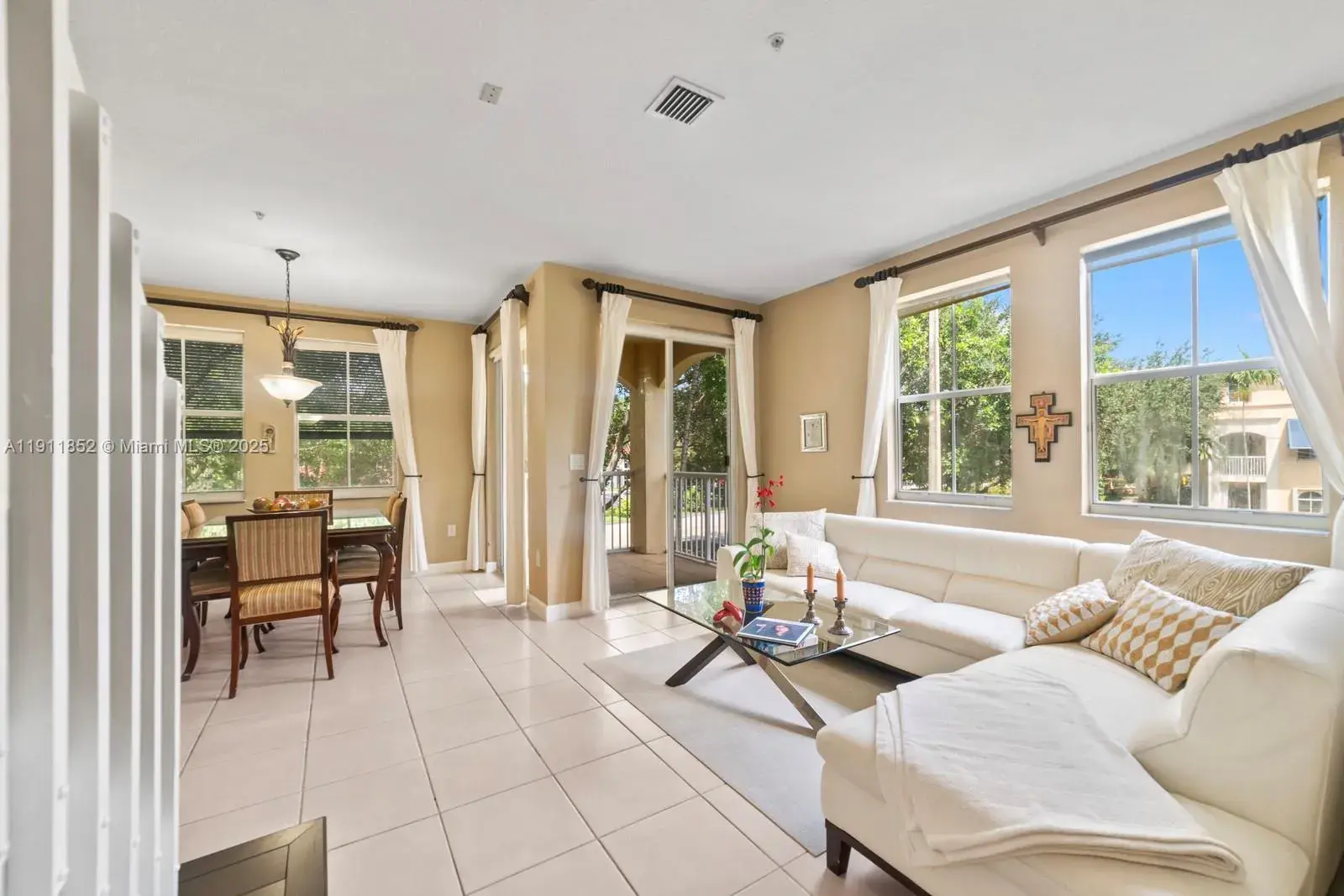 160 Jacaranda Country Club Dr # 201, Plantation FL 33324