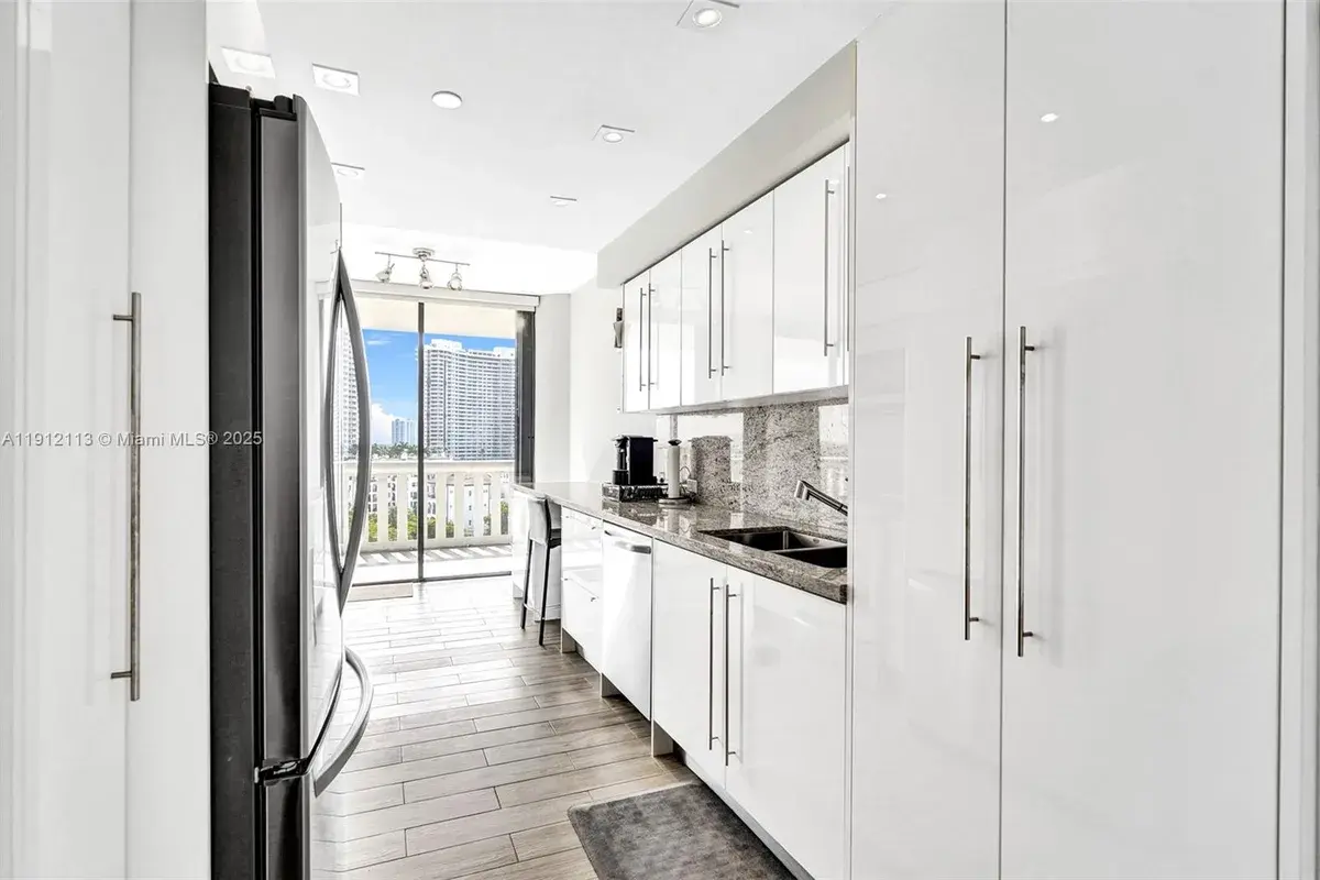 3000 Island Blvd # 903, Aventura FL 33160