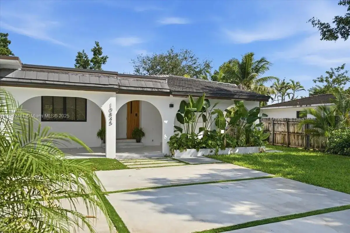 10845 Peachtree Dr, Miami FL 33161 photo 2