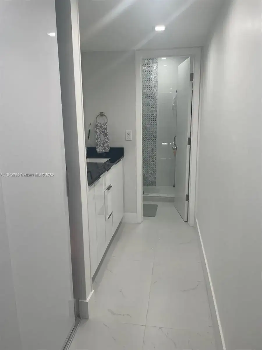 20400 W Country Club Dr # 615, Aventura FL 33180 photo 3