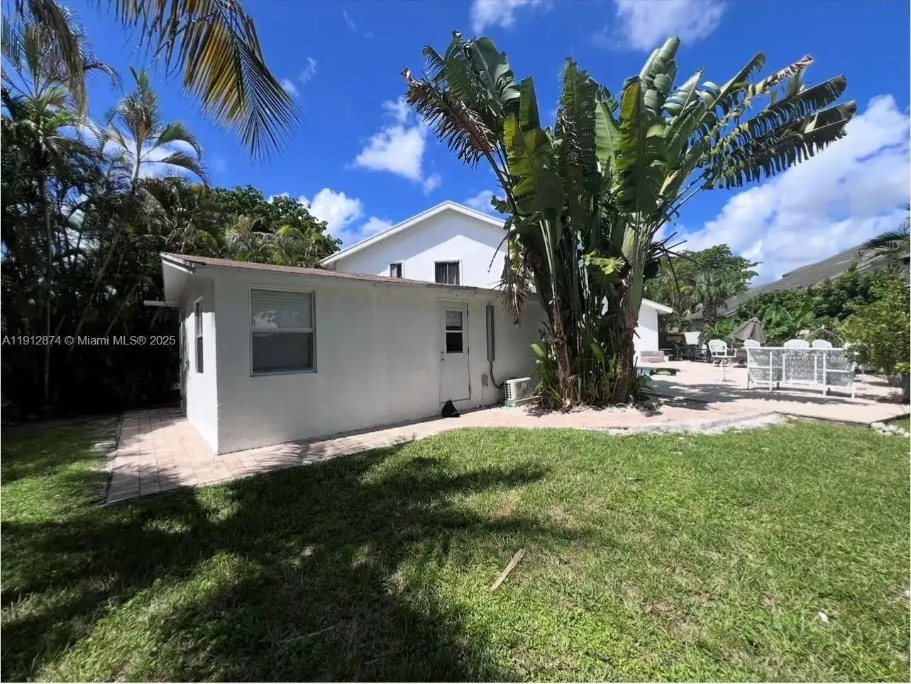 624 NE 205th Ter Rear, Miami FL 33179 photo 2