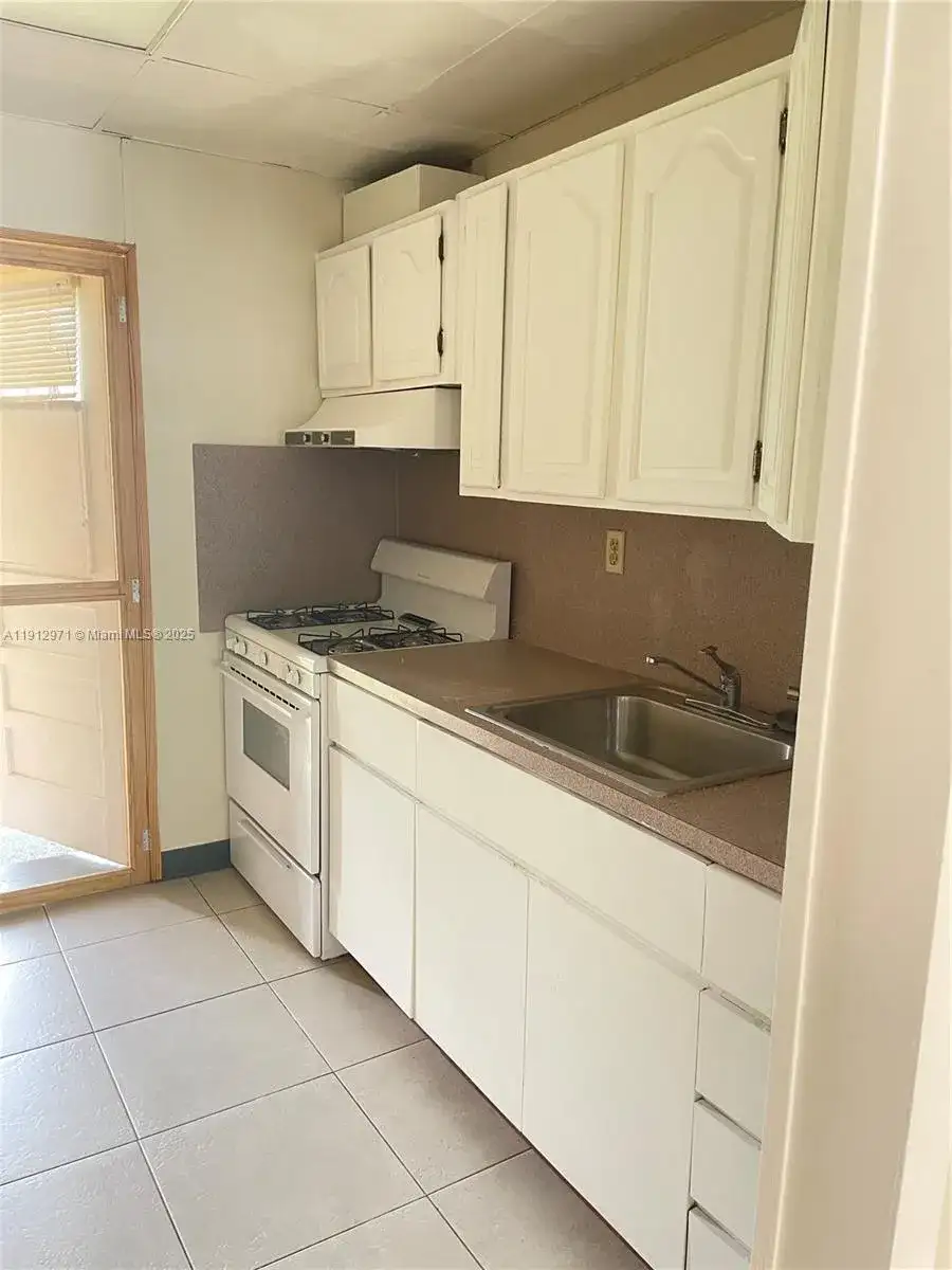 1913 Harding St, Hollywood FL 33020 photo 4