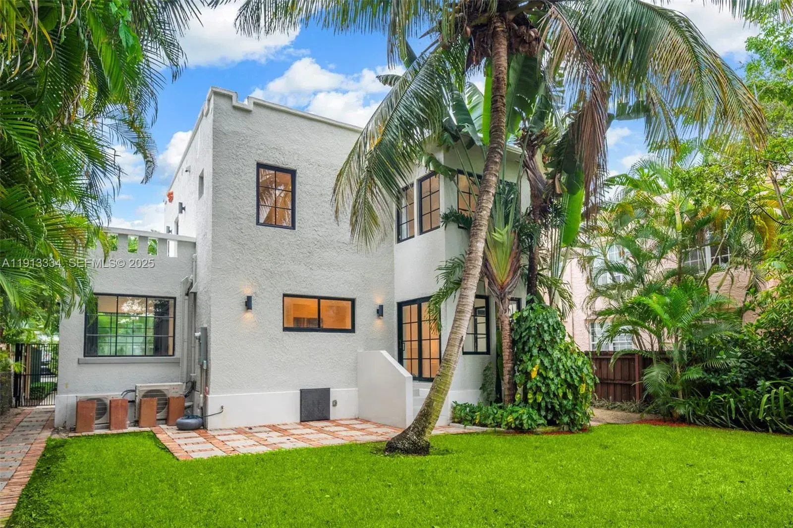 151 NE 43rd St, Miami FL 33137
