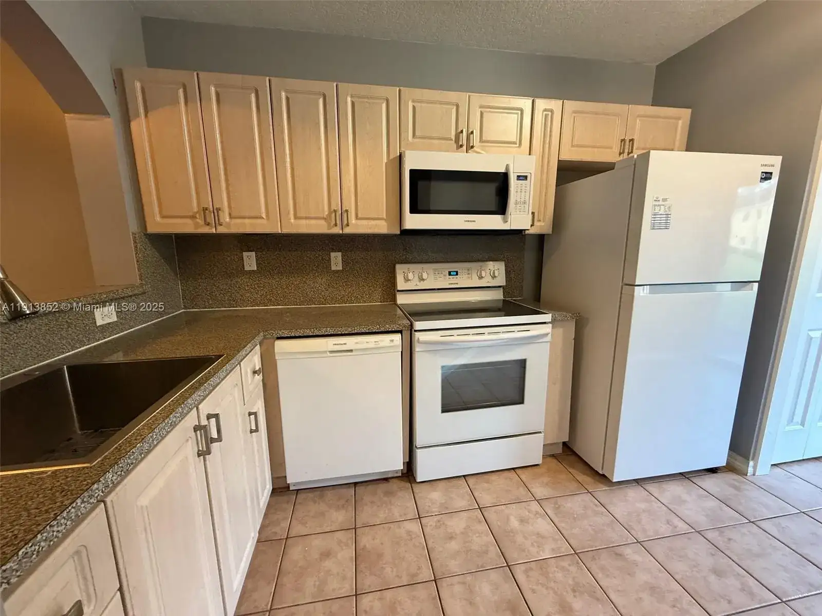 930 NE 34th Ave # 102, Homestead FL 33033 photo 4