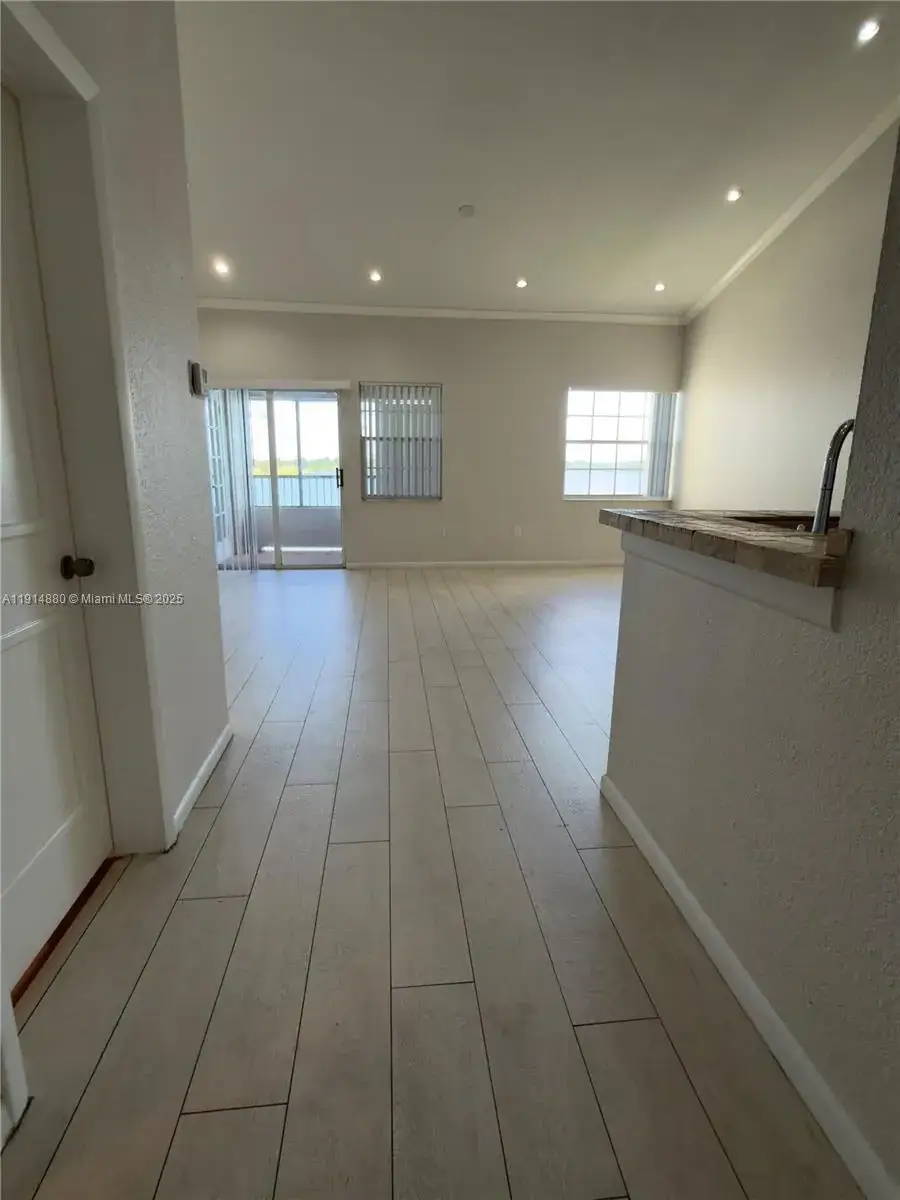 2831 N Oakland Forest Dr # 304, Oakland Park FL 33309
