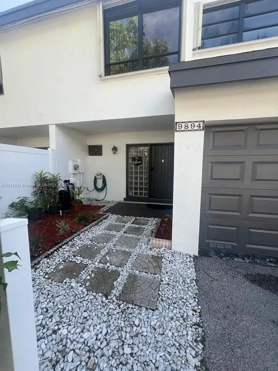 9894 Fairway Cove Ln, Plantation FL 33324 photo 2
