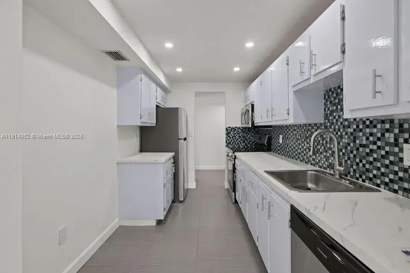 4174 Inverrary Dr # 902, Lauderhill FL 33319