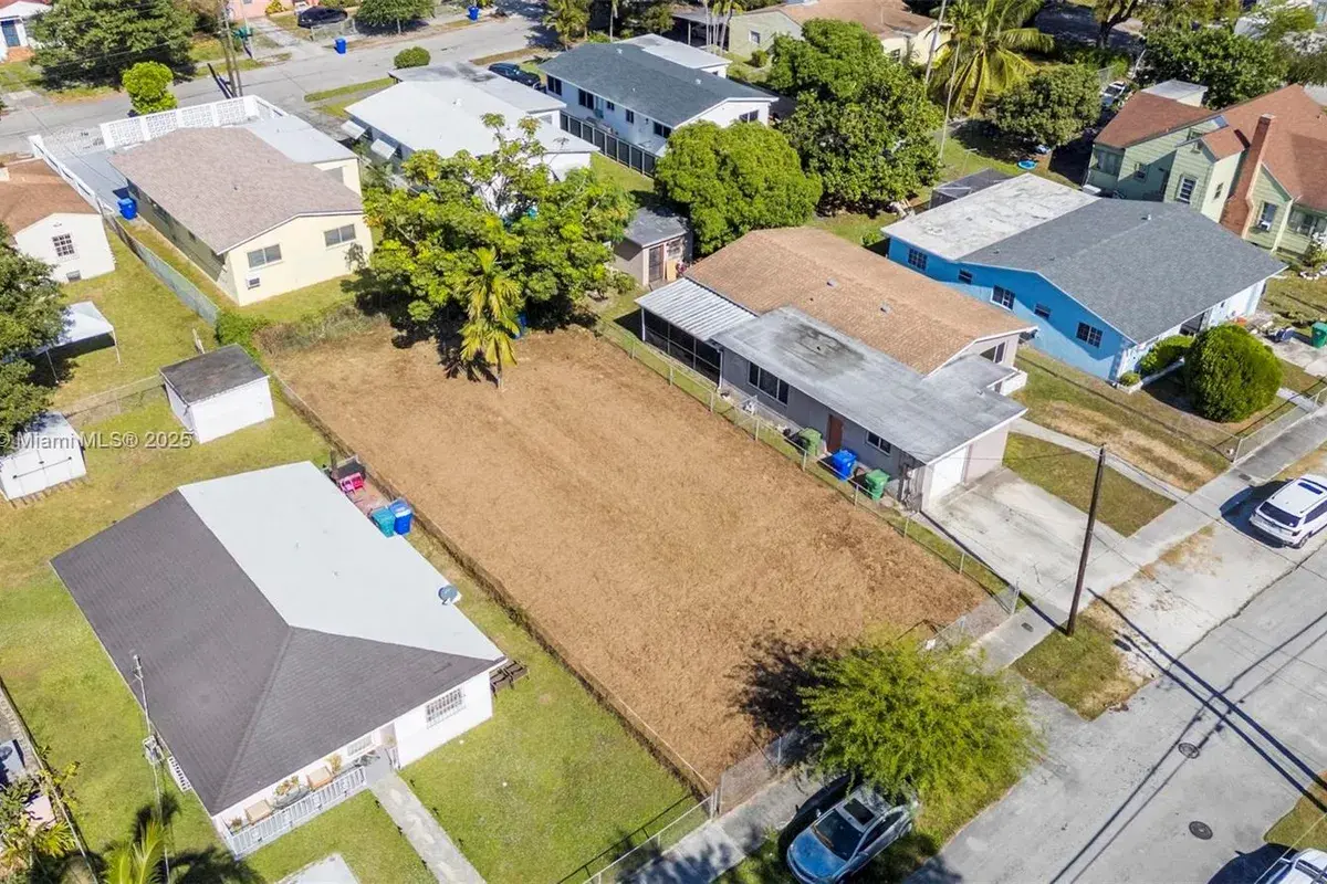 915 NW 44th St, Miami FL 33127