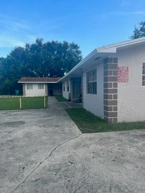 2154 NW 61st St, Miami FL 33142