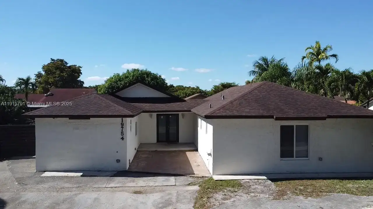 19754 NW 61st Ave, Hialeah FL 33015 photo 2
