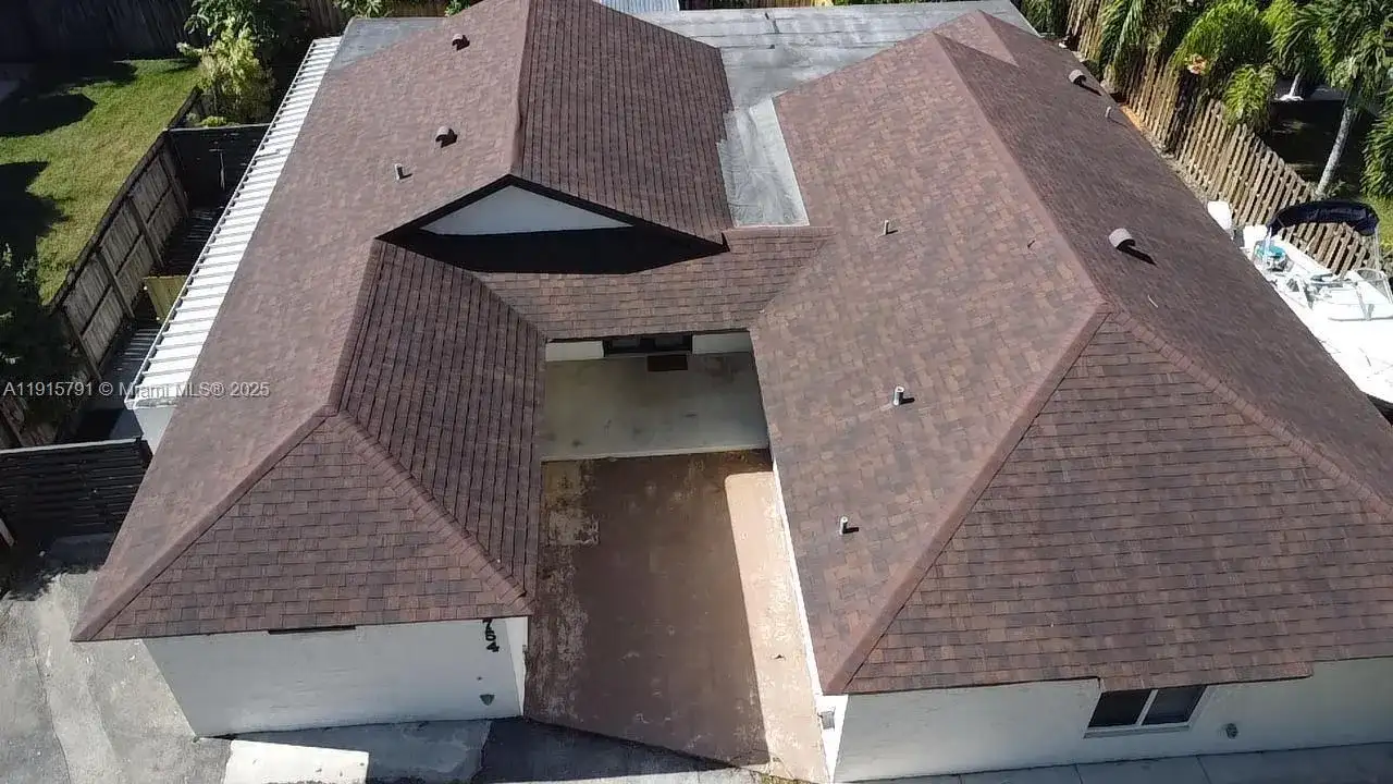 19754 NW 61st Ave, Hialeah FL 33015 photo 3