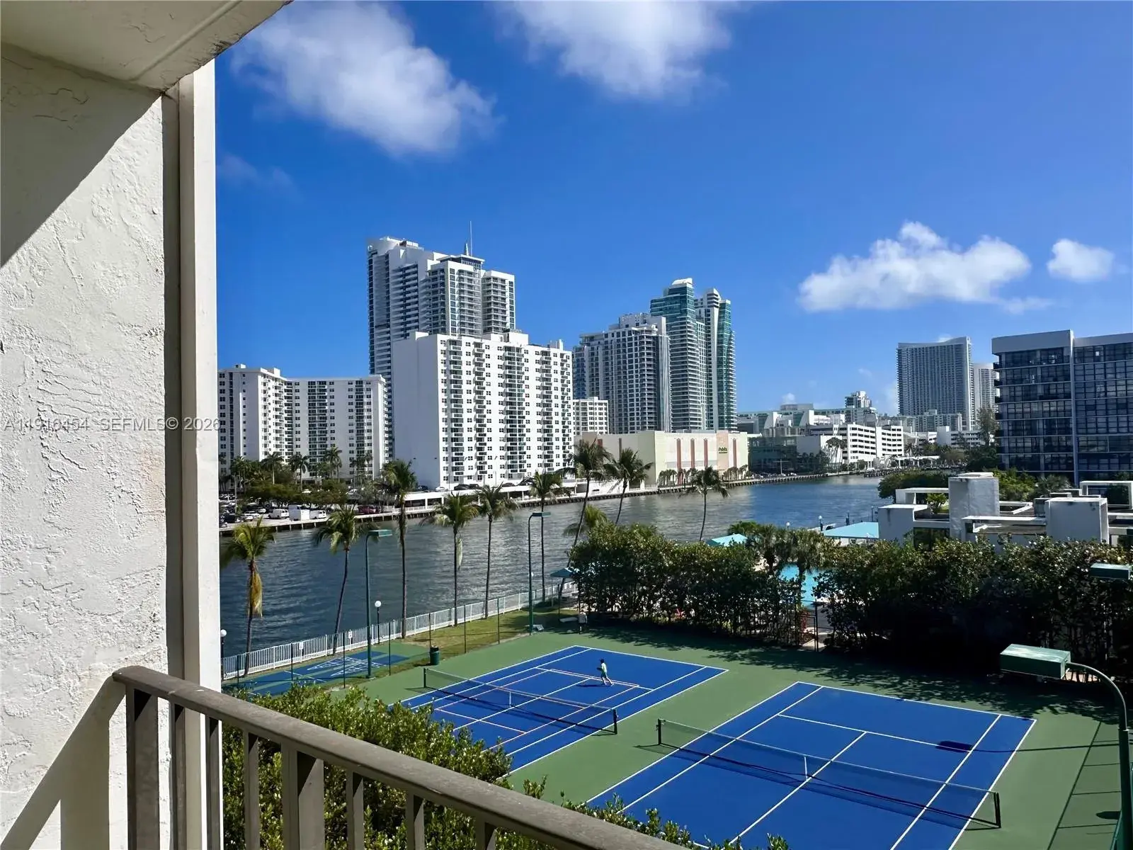 1000 Parkview Dr # 518, Hallandale Beach FL 33009