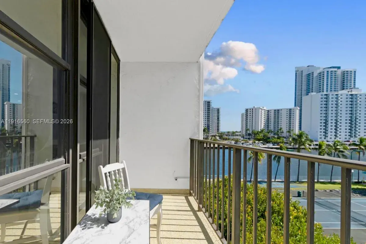 1000 Parkview Dr # 518, Hallandale Beach FL 33009