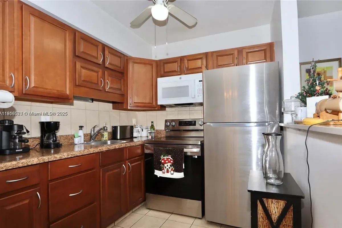 900 SW 11th Ave # 15C, Hallandale Beach FL 33009