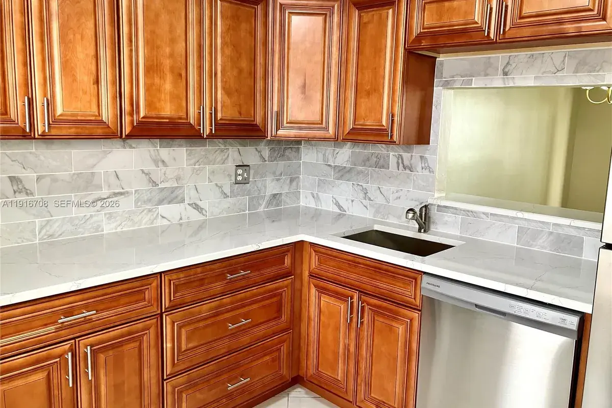 4270 NW 40th St # 103, Lauderdale Lakes FL 33319