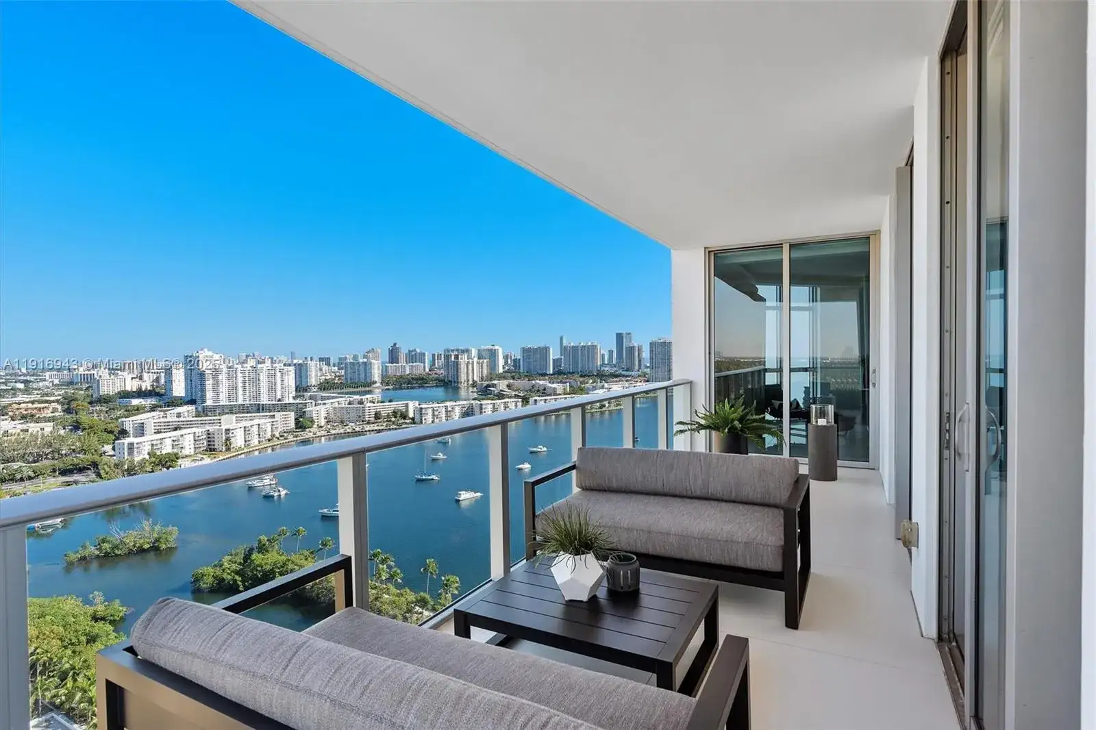 17301 Biscayne Blvd, North Miami Beach FL 33160 photo 2