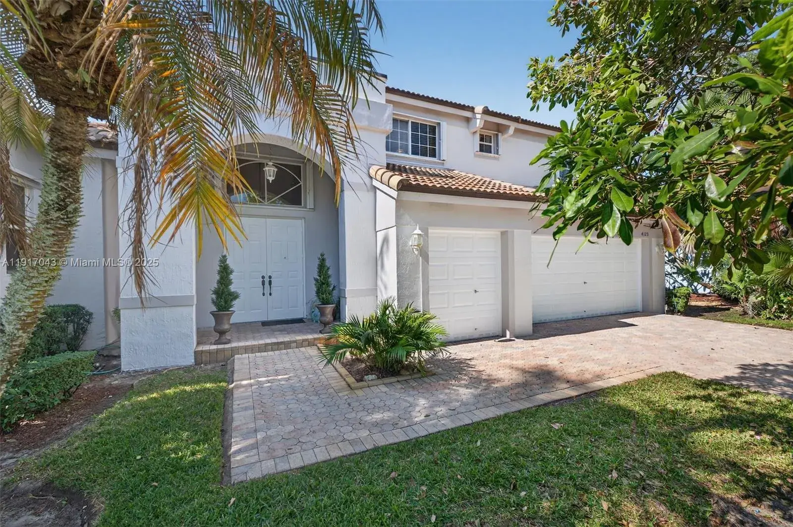 4123 W Lake Estates Dr, Davie FL 33328