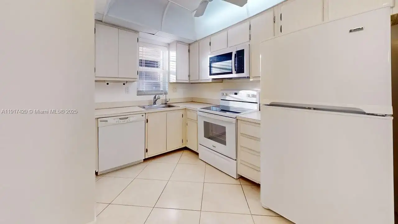 3300 W Rolling Hills Cir # 302, Davie FL 33328 photo 3