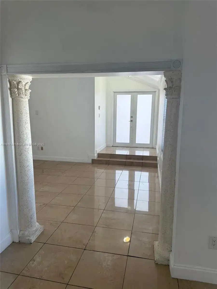 765 SW 101st Ct Cir, Miami FL 33174 photo 2
