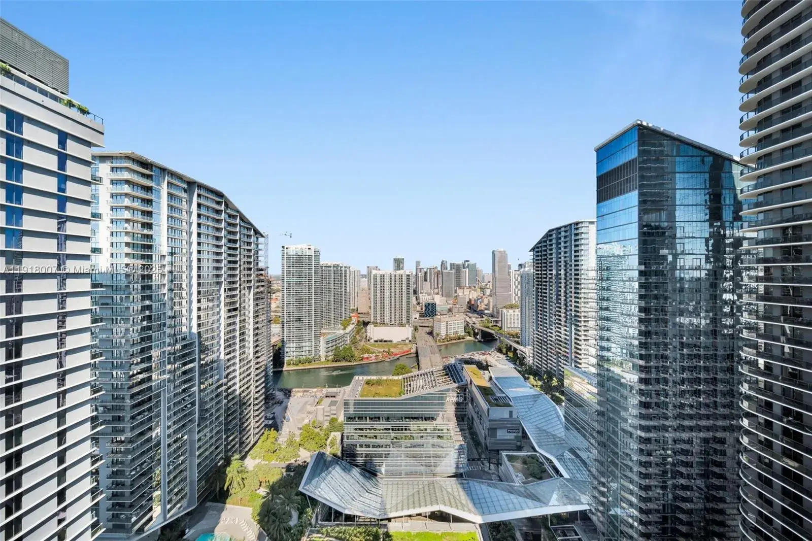 1 bedroom 2 bath Residential for sale at 45 SW 9th St # 3909, Miami FL 33130