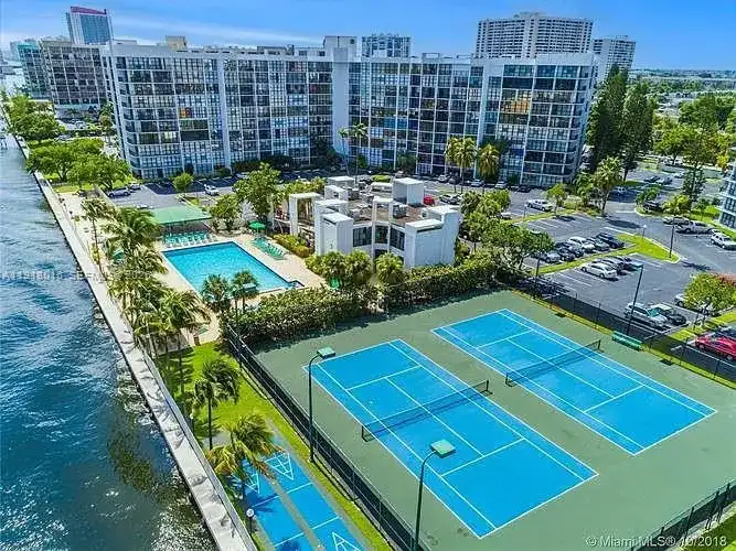 1000 Parkview Dr # 431, Hallandale Beach FL 33009
