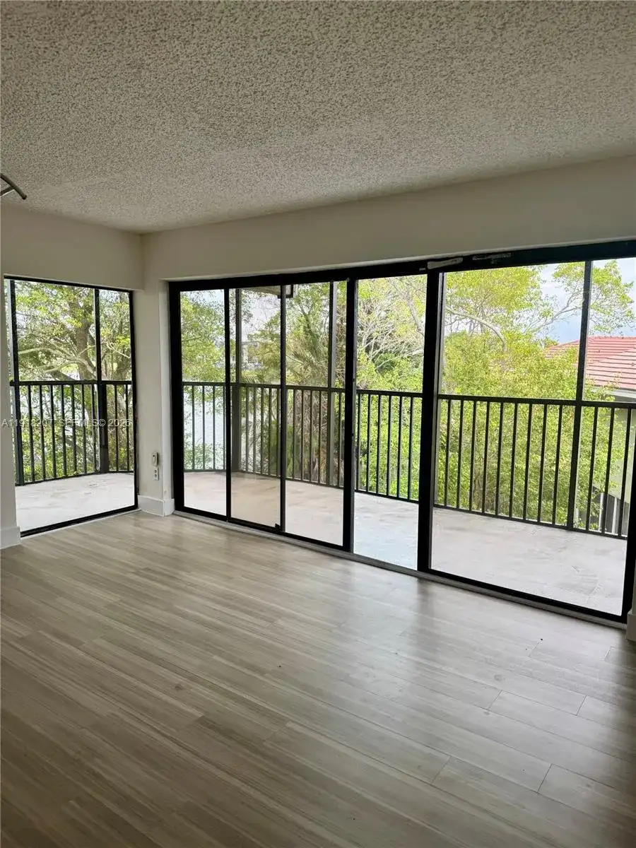 605 Ives Dairy Rd # 7, Miami FL 33179 photo 3