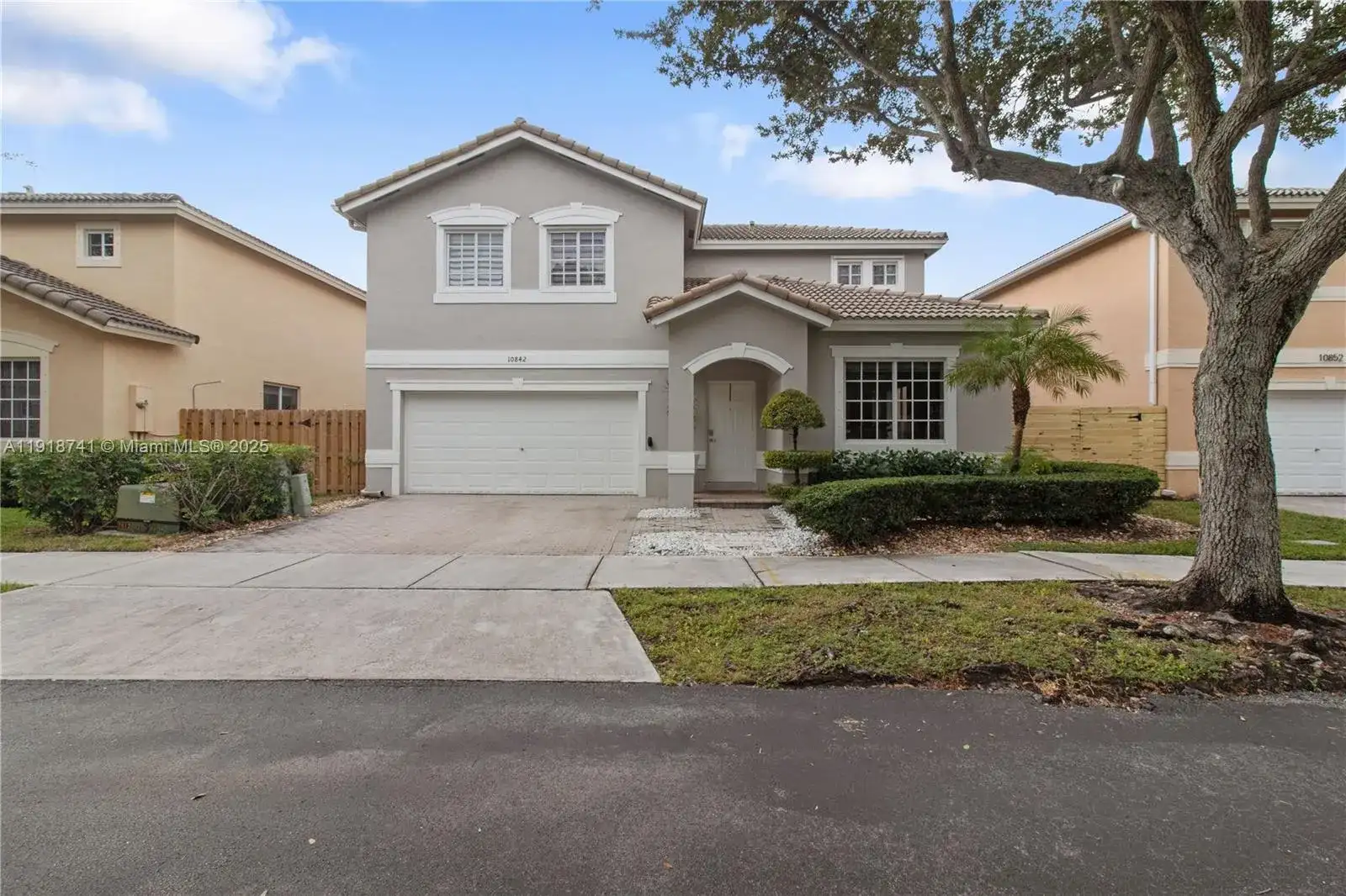 10842 NW 53rd Ln, Doral FL 33178 photo 2
