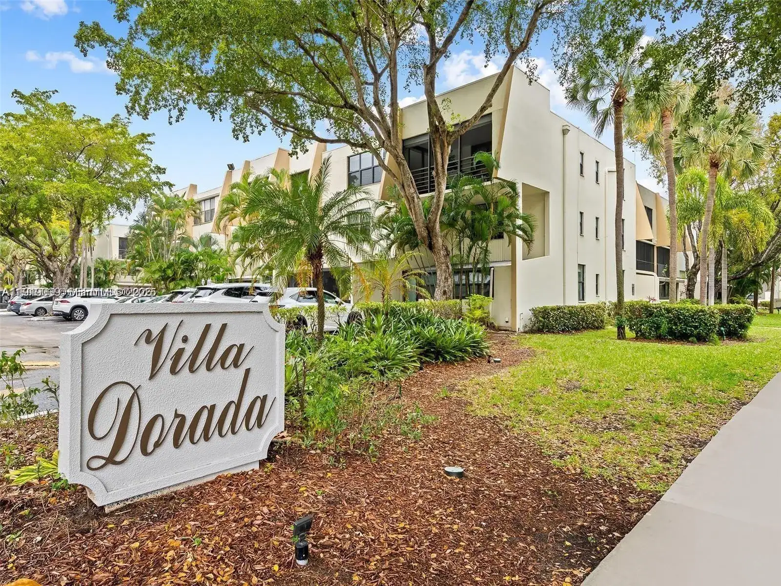 20200 W Country Club Dr # 112, Aventura FL 33180 photo 2