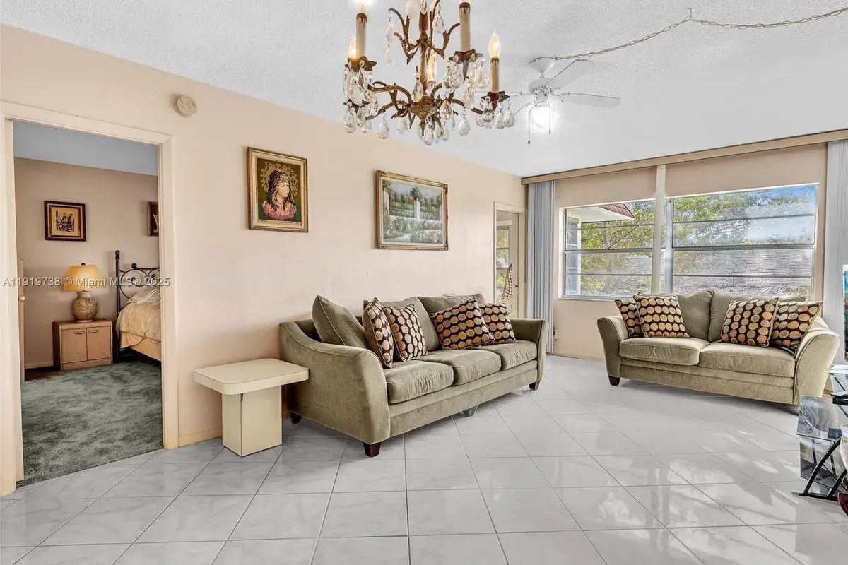 5102 NW 36th St # 607, Lauderdale Lakes FL 33319