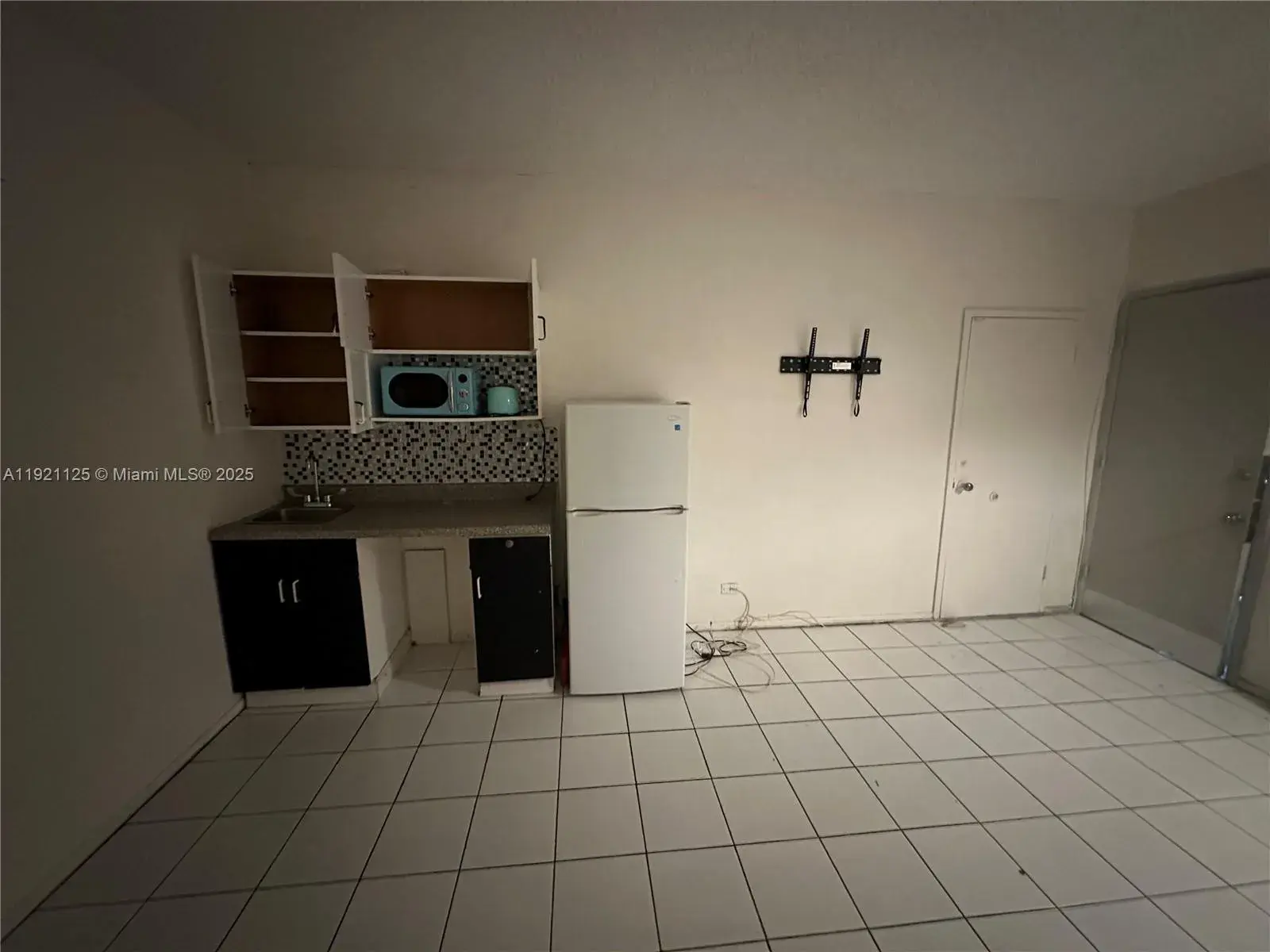 26 Diplomat Pkwy # 2380, Hallandale Beach FL 33009