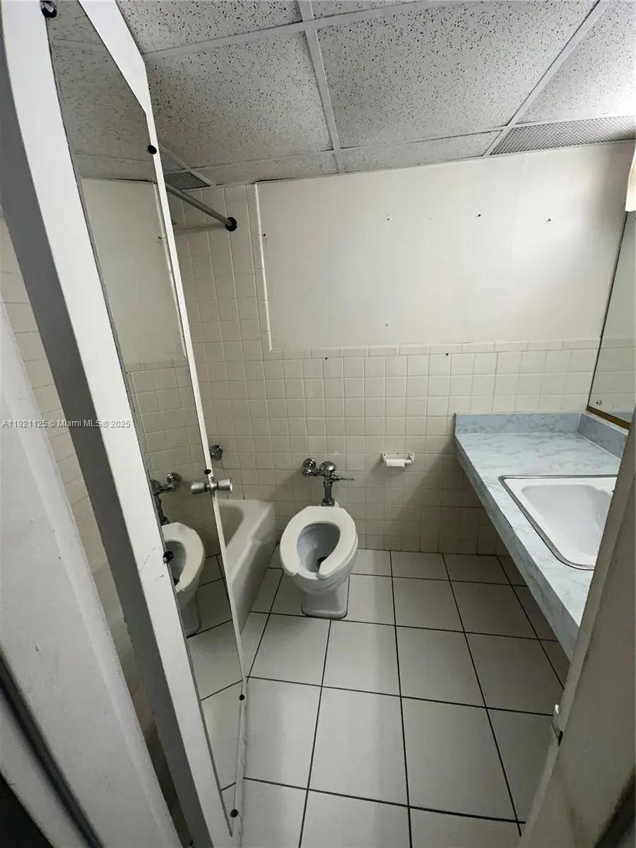 26 Diplomat Pkwy # 2380, Hallandale Beach FL 33009