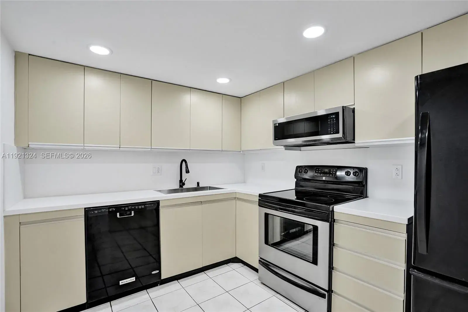 2500 Parkview Dr # 1811, Hallandale Beach FL 33009