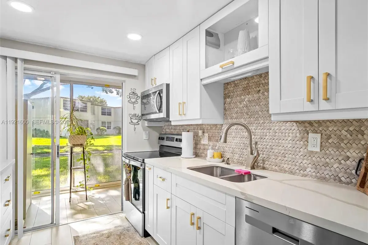19 Abbey Ln # 104, Delray Beach FL 33446