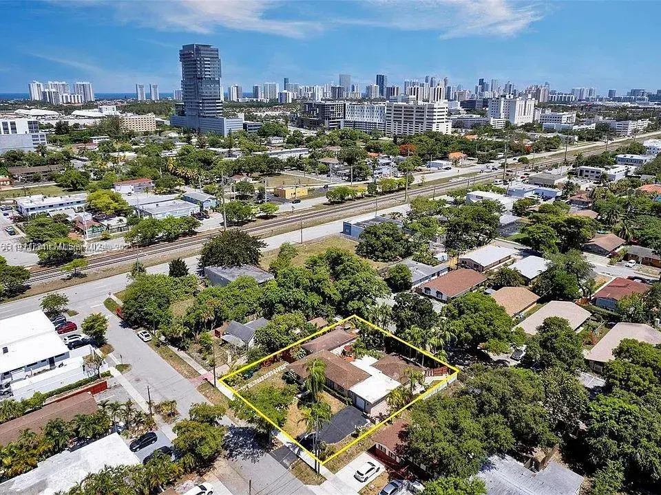 23 SW 8th St, Hallandale Beach FL 33009