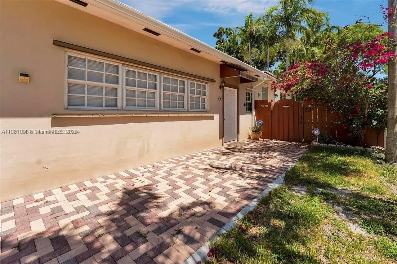 23 SW 8th St, Hallandale Beach FL 33009