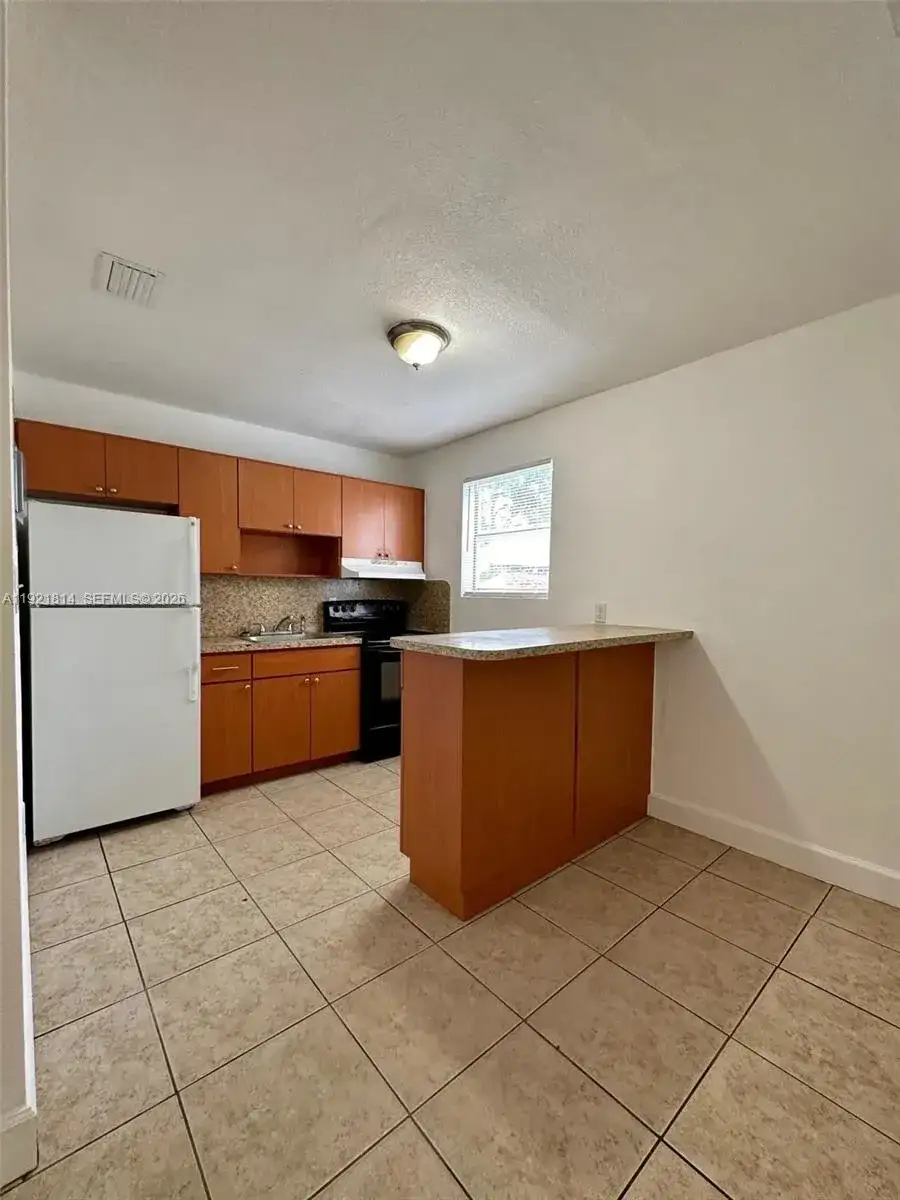 2731 NW 27th St # B, Miami FL 33142 photo 2