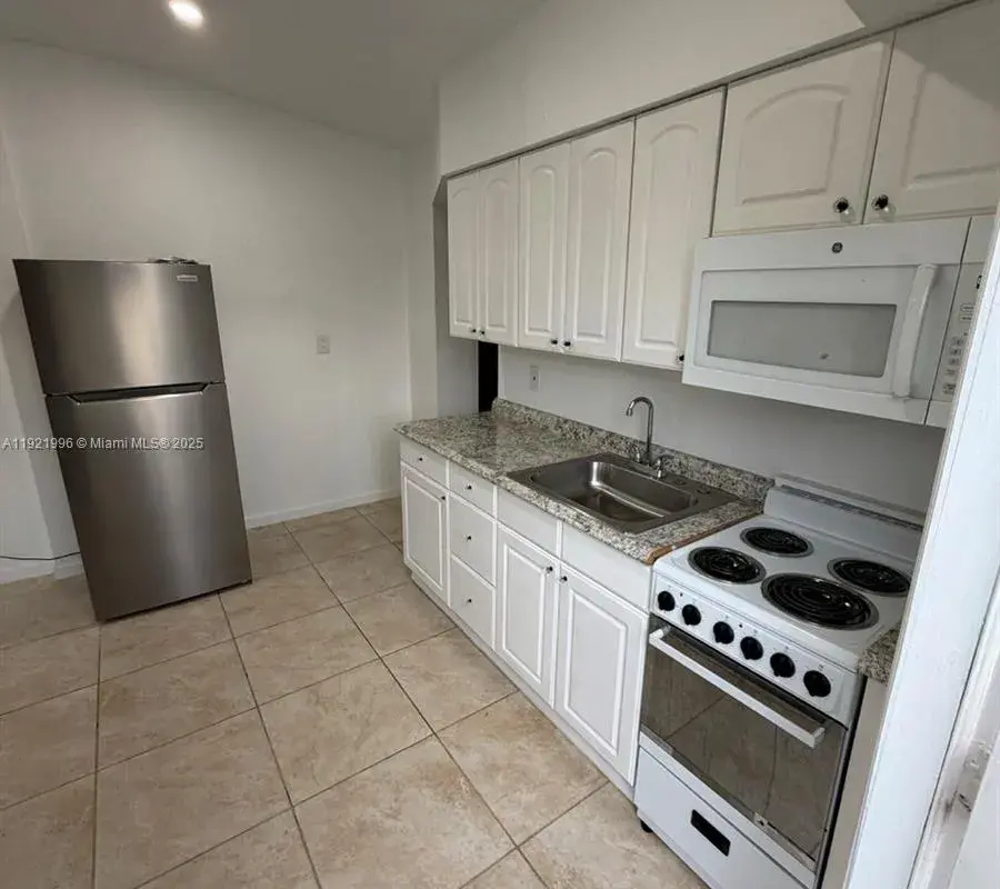 830 SW 6th St # B, Hallandale Beach FL 33009