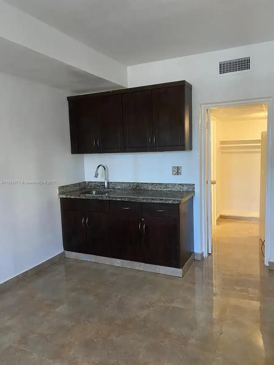 26 Diplomat Pkwy # 2208, Hallandale Beach FL 33009
