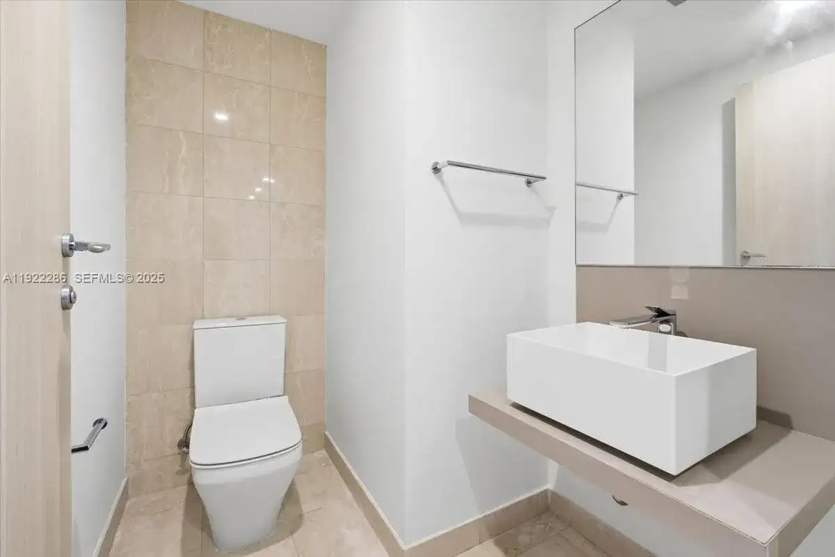 1000 Brickell Plz # 3211, Miami FL 33131 photo 2