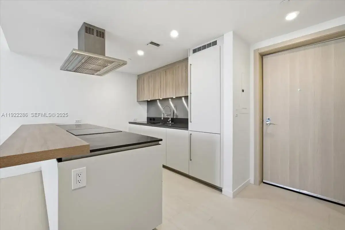 1000 Brickell Plz # 3211, Miami FL 33131 photo 4
