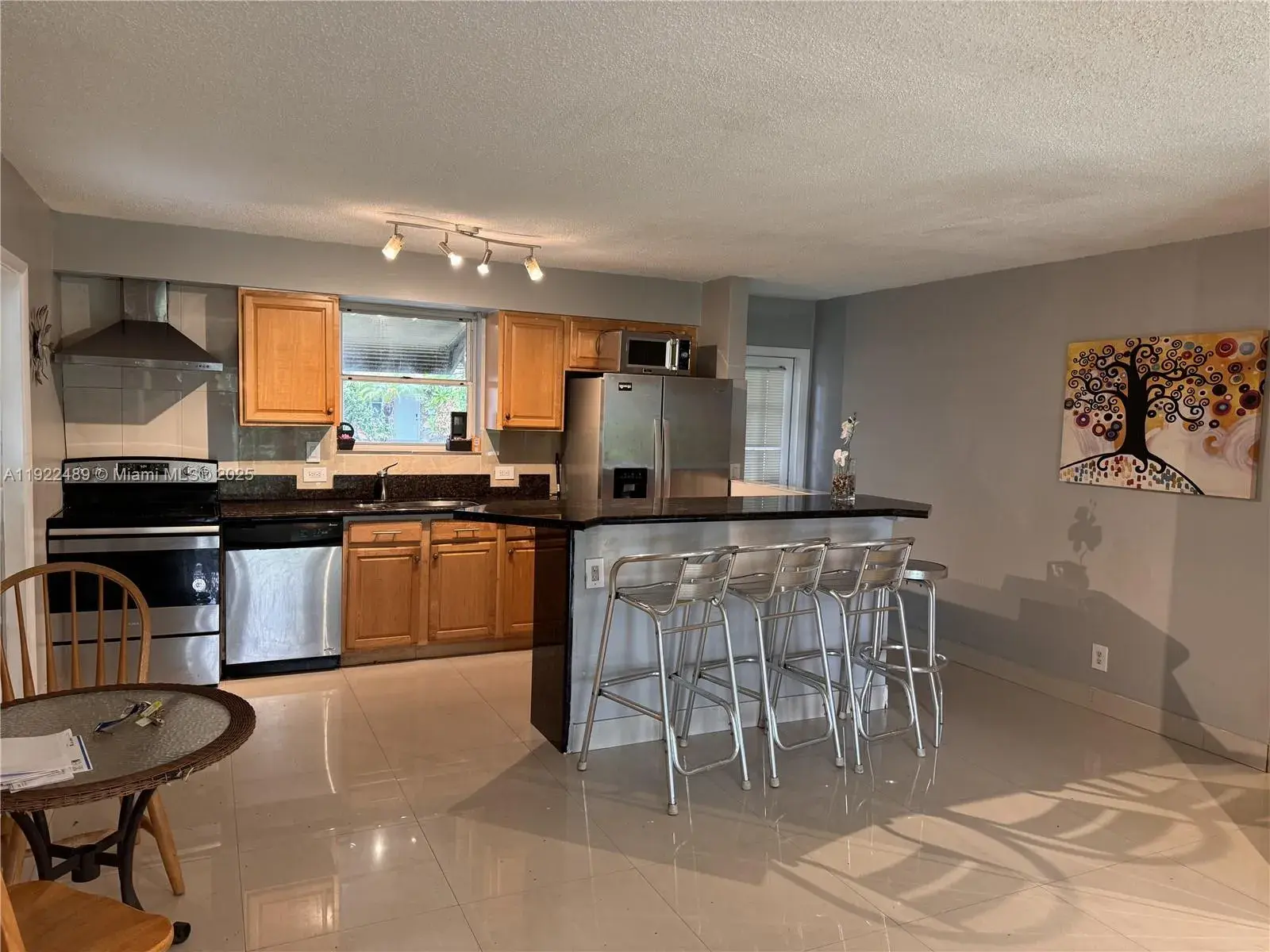 213 SW 5th St, Hallandale Beach FL 33009