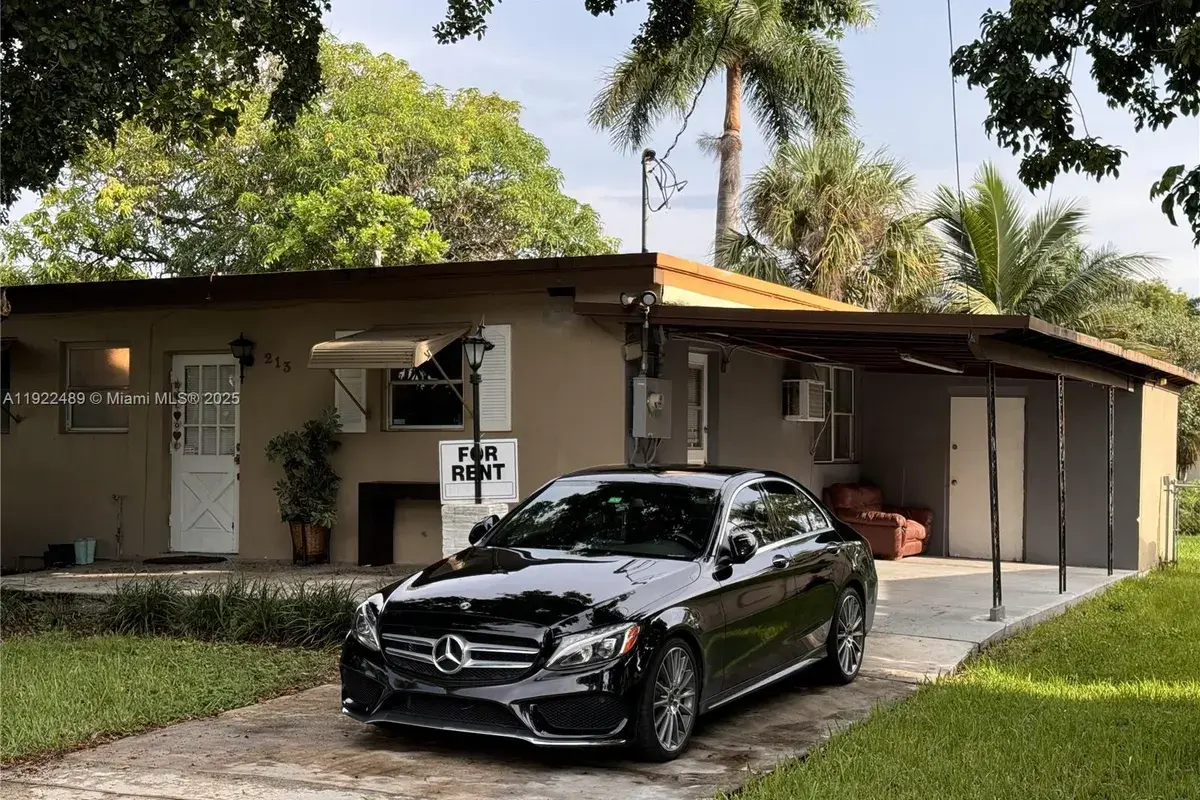 213 SW 5th St, Hallandale Beach FL 33009