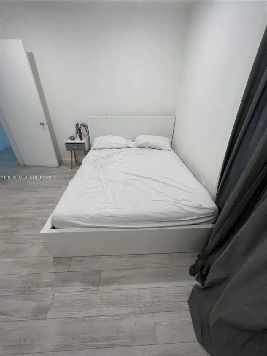713 SW 7th Ave, Hallandale Beach FL 33009 photo 3