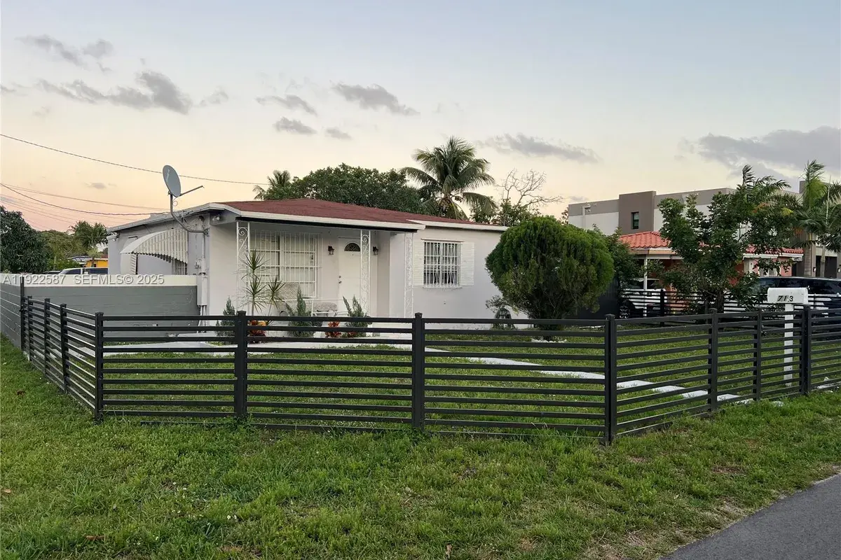 713 SW 7th Ave, Hallandale Beach FL 33009