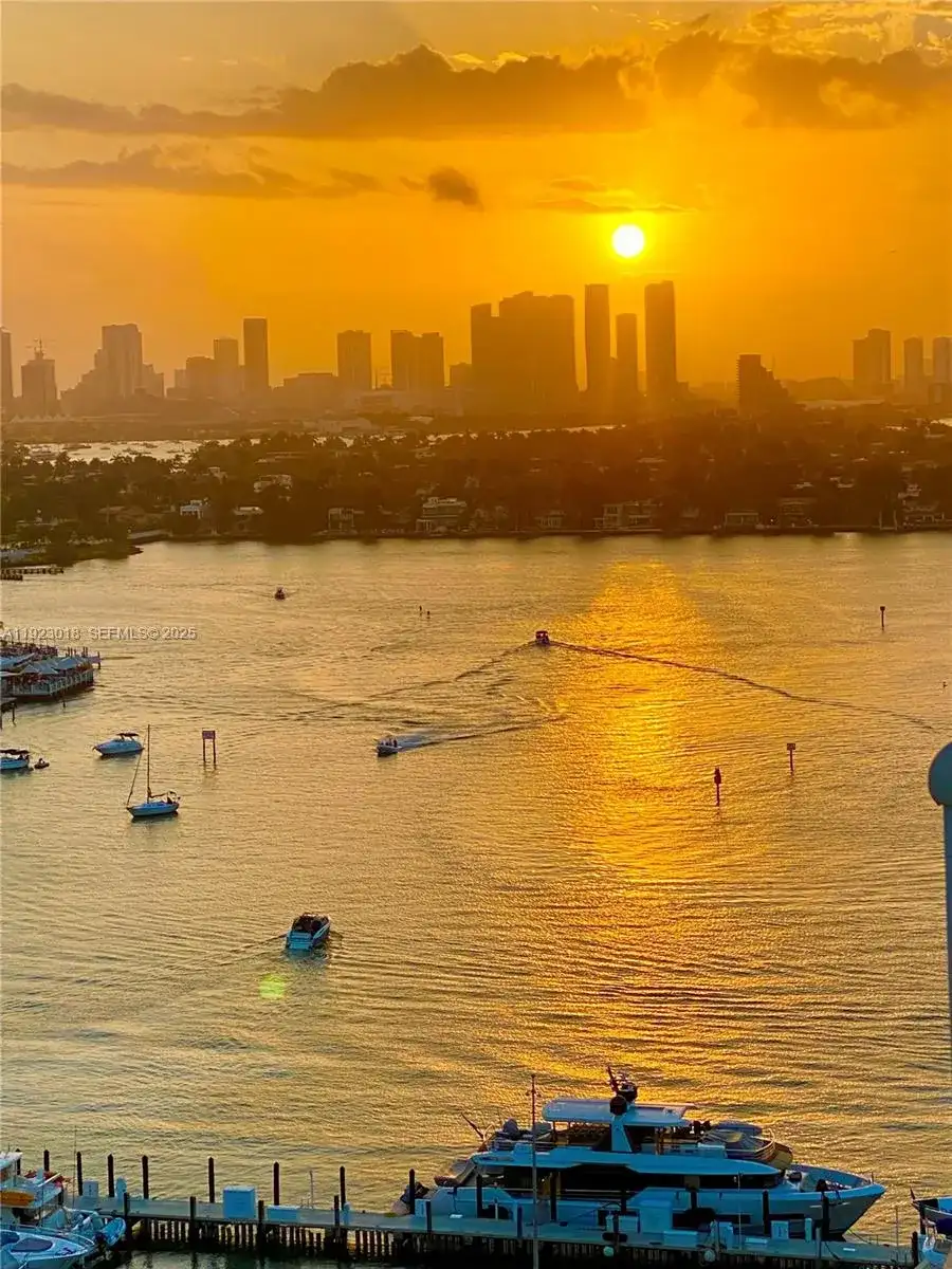 1900 Sunset Harbour Dr, Miami Beach FL 33139 photo 2