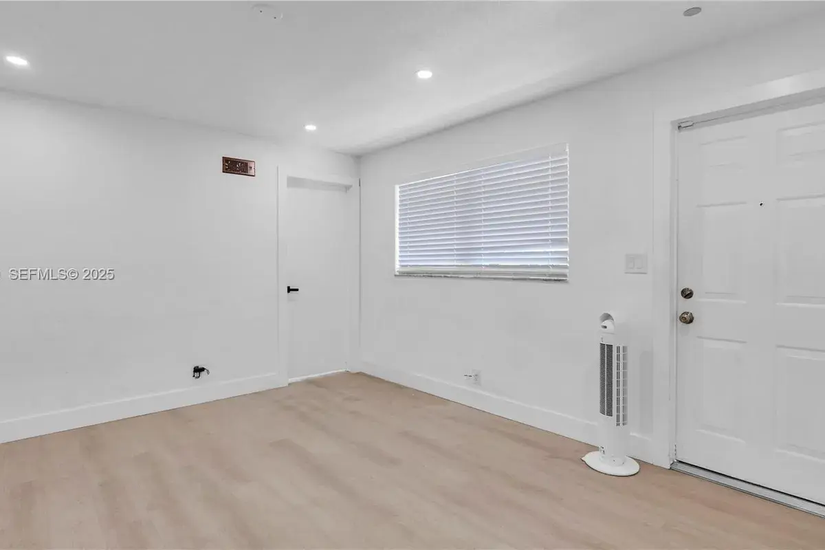 32 SW 9th St # 2, Hallandale Beach FL 33009