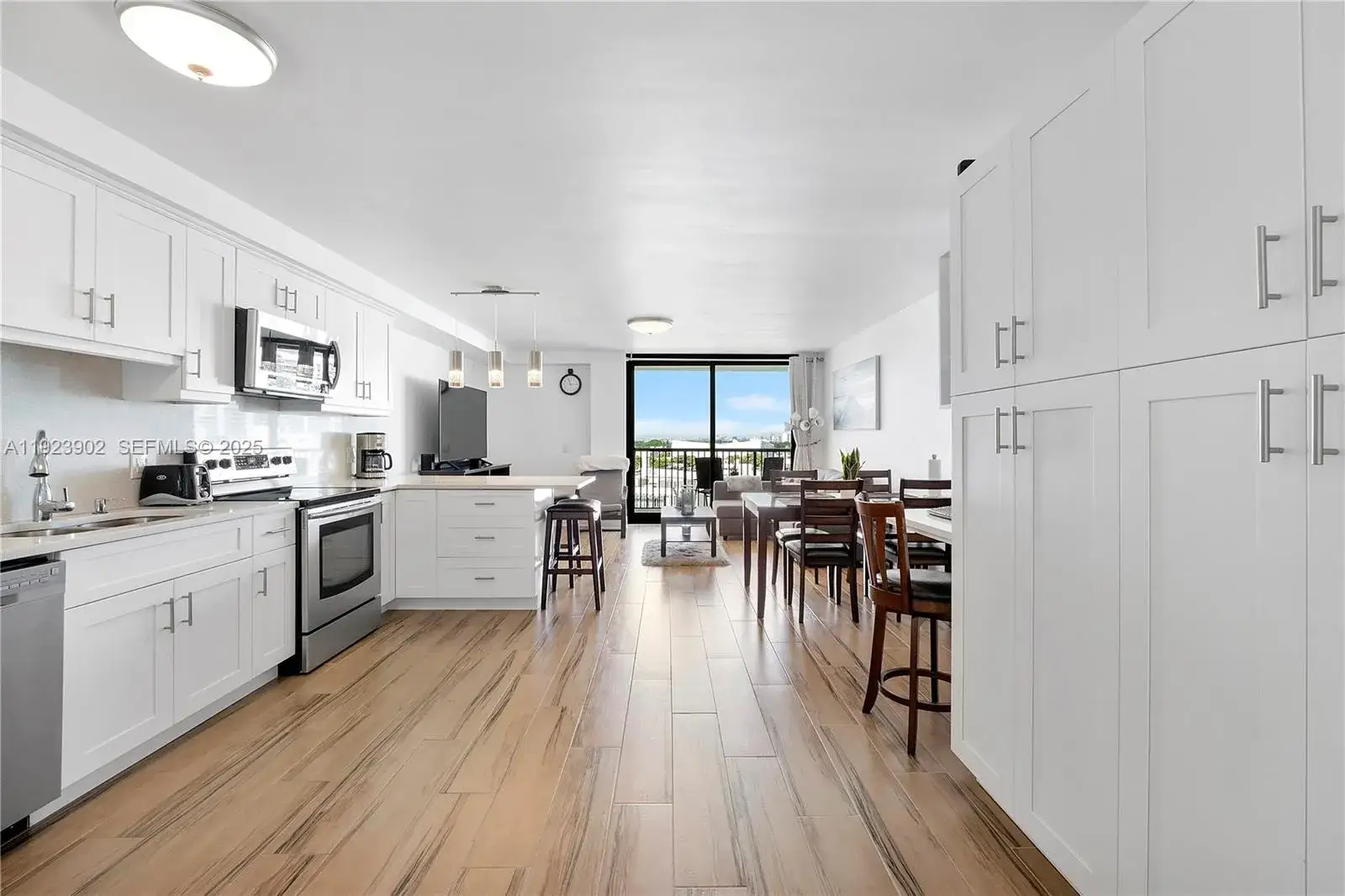 1 bedroom 1 bath Residential for sale at 1800 Collins Ave # 11B, Miami Beach FL 33139