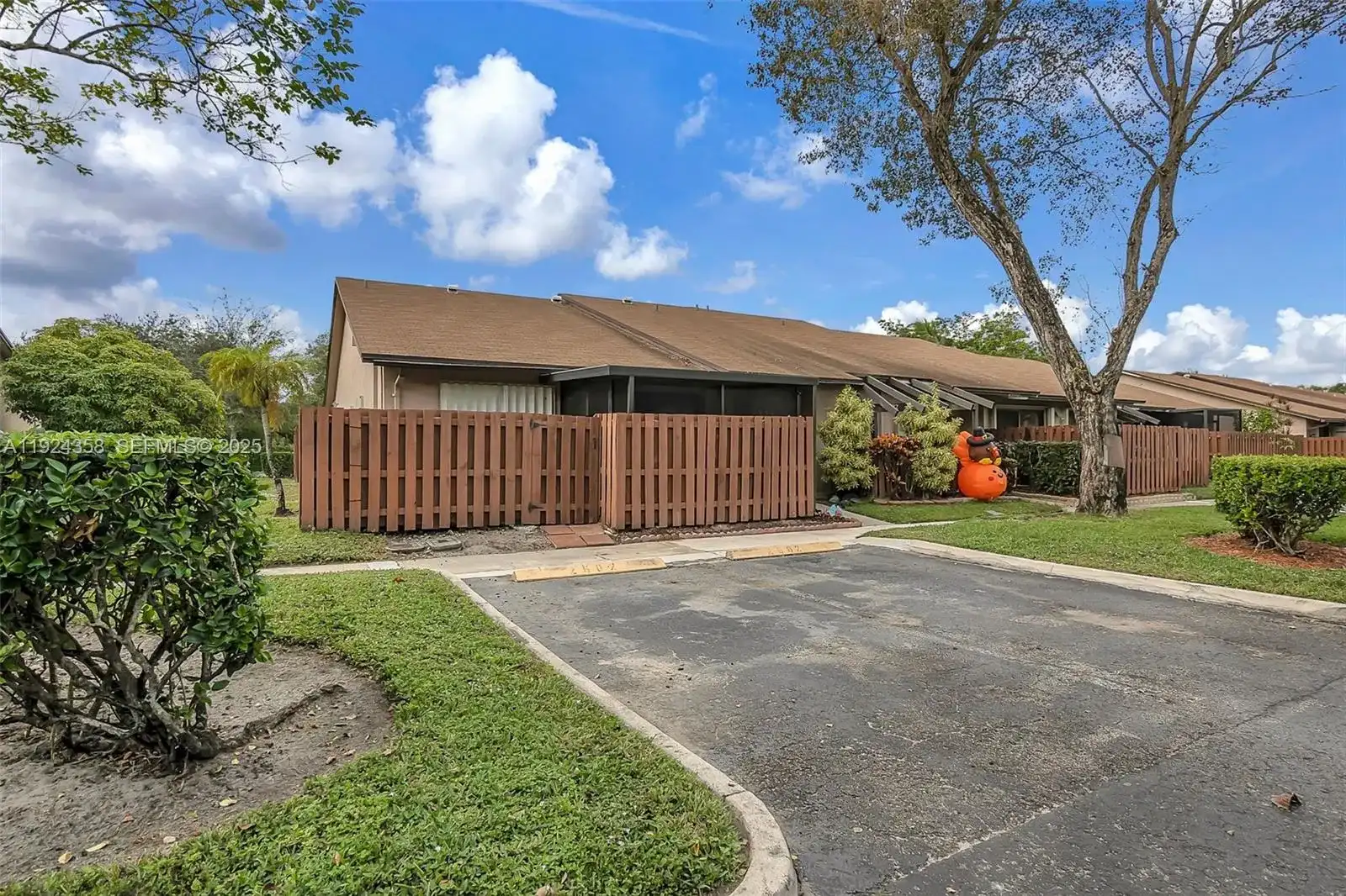 2682 N Nob Hill Rd, Sunrise FL 33322